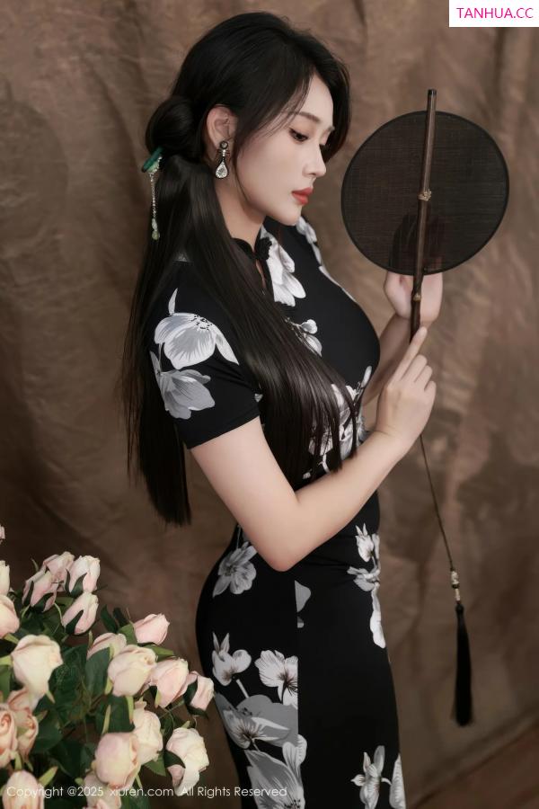   [XiuRen]高清写真图 2025.08.15 No.10655 南乔 黑色旗袍第8张图片